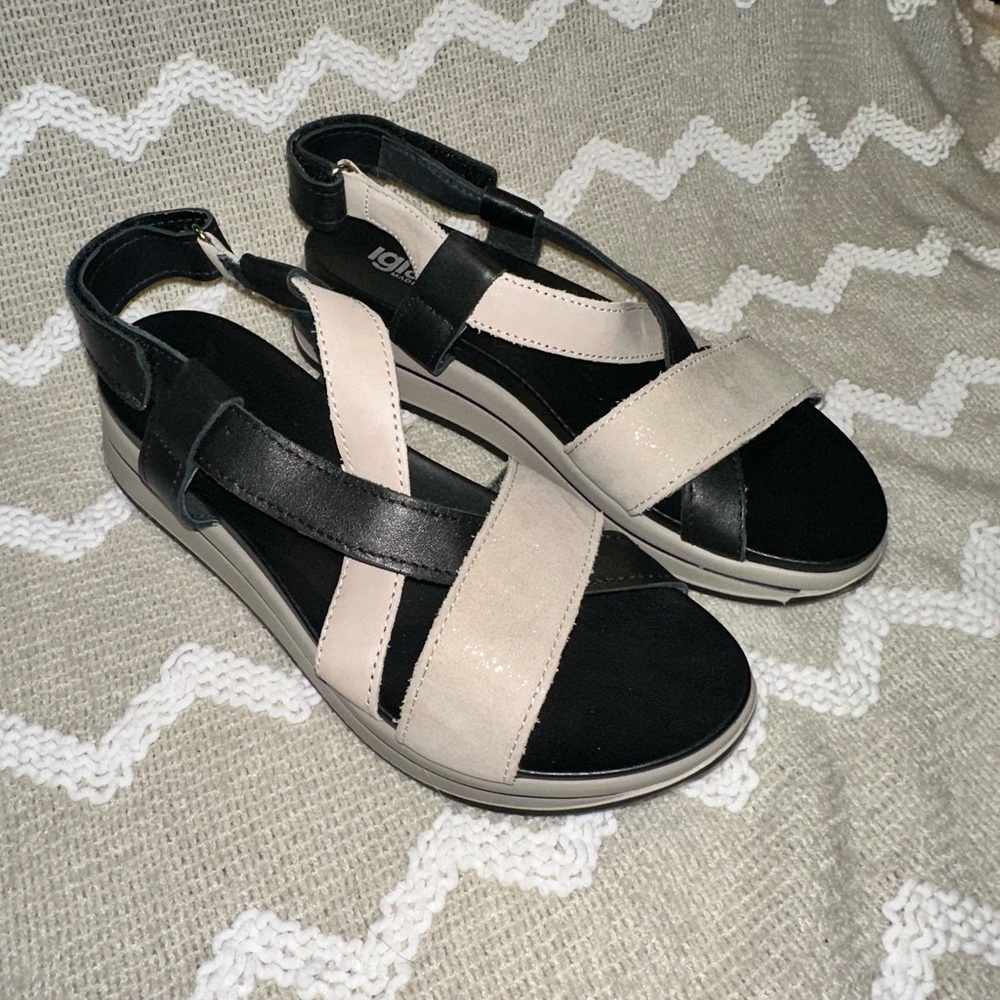 IGI&CO made in Italy leather wedge sandals with‎ black and beige crossed straps.